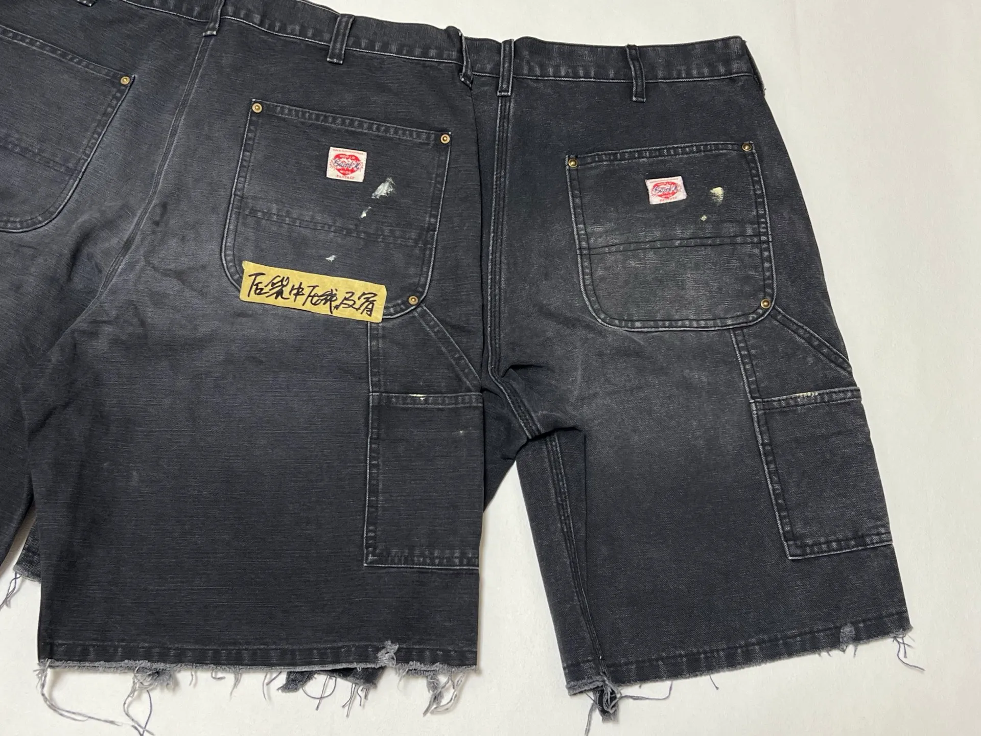 Original proofing SAINT Mxxxxxx DOUBLE KNEE SHORTS/BLK Knee patches splashed with ink, washed and damaged denim shorts. Washed black S-XL. Custom woven and dyed denim fabric with clear texture. Heavy washing and water fading to create local mottled fading/hole effects. Artificial distressing to simulate natural wearing marks. VINTAGE sense. Original consistent damage treatment. Hand splashed ink and paint. Original consistent wash mark/pocket mark. Double knee patches. Rivet reinforcement. Improve functionality while enhancing design